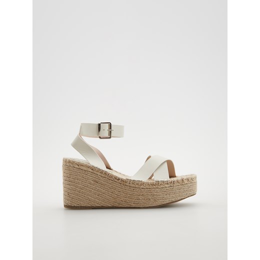 Espadryle damskie Reserved ze skóry z klamrą 