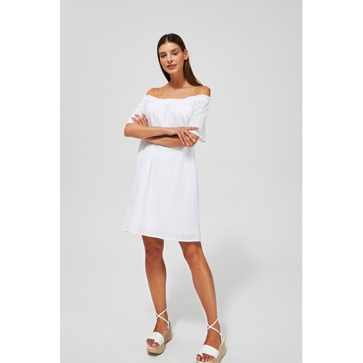 Ażurowa sukienka z odkrytymi ramionami biała ze sklepu Moodo.pl w kategorii Sukienki - zdjęcie 117378579