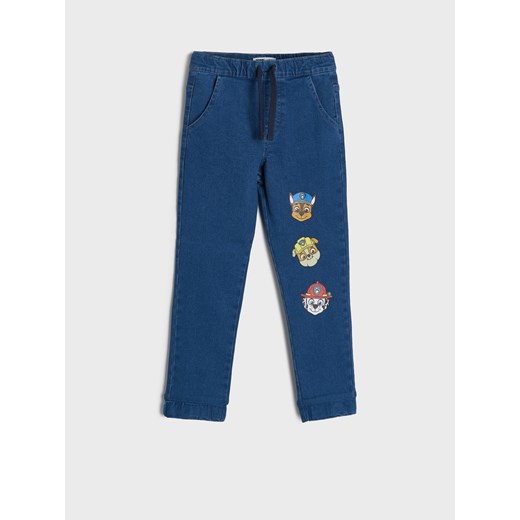 Sinsay - Spodnie jeansowe Psi Patrol - Niebieski Sinsay 104 Sinsay
