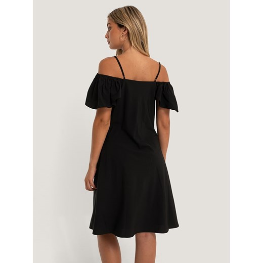 Sukienka czarna NA-KD z krótkim rękawem mini elegancka 