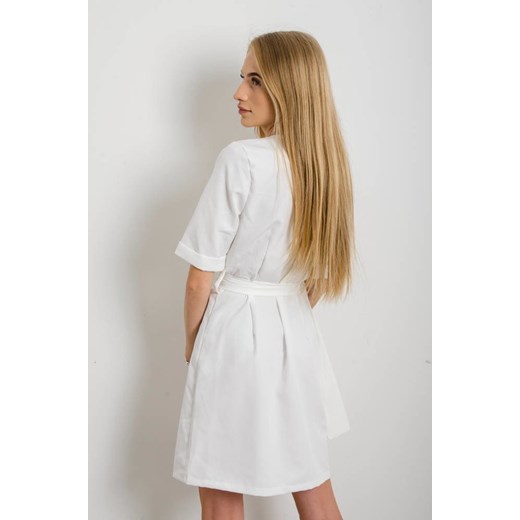 ELEGANCKA GARNITUROWA SUKIENKA Z OZDOBNYMI GUZIAKMI SZMIZJERKA -BIAŁA Olika M olika.com.pl