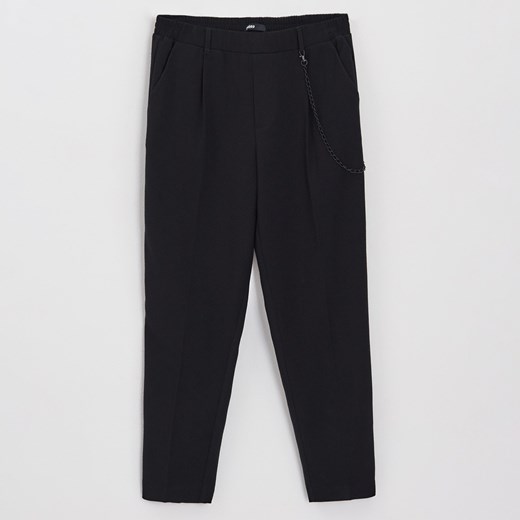 Cropp - Spodnie z ozdobnym łańcuszkiem - Czarny Cropp 32 Cropp promocyjna cena