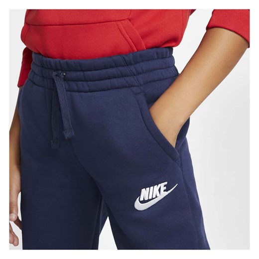 Dziecięce Spodnie _NIKE B NSW CLUB FLC JOGGER PANT MIDNIGHT NAVY/MIDNIGHT NAVY/WHITE CI2911-410 _nike M okazyjna cena sklepmartes.pl