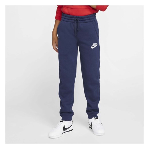 Dziecięce Spodnie _NIKE B NSW CLUB FLC JOGGER PANT MIDNIGHT NAVY/MIDNIGHT NAVY/WHITE CI2911-410 _nike S wyprzedaż sklepmartes.pl