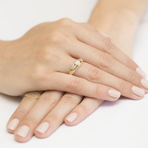 Biały pierścionek Irbis.style z diamentem 