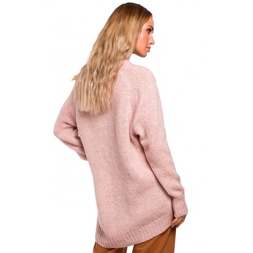 Asymetryczny sweter z półgolfem - pudrowy Moe 40/42 (L/XL) Jesteś Modna