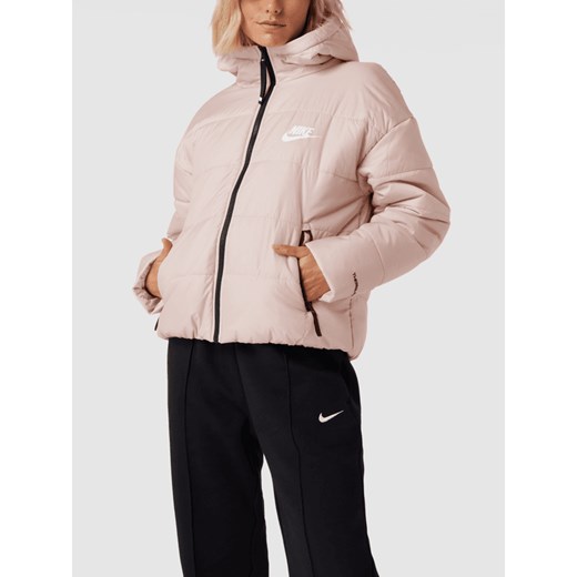 Różowa kurtka damska Nike krótka 