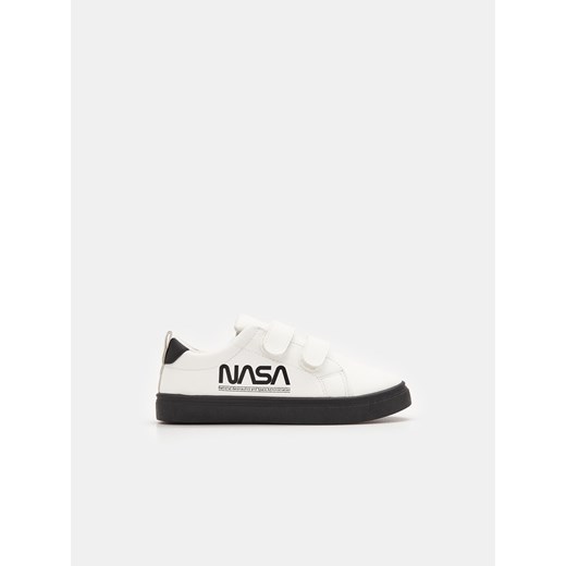 Sinsay - Trampki na rzepy NASA - Biały Sinsay 30 Sinsay