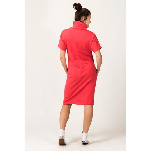 Sukienka Tessita z krótkimi rękawami z golfem luźna 