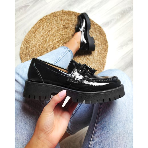 czarne mokasyny damskie lakierowane z frędzlami 005-97012-CZARNY Kulig 39 KULIG