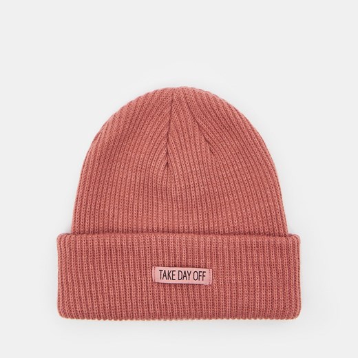 Sinsay - Czapka beanie z naszywką - Różowy Sinsay Jeden rozmiar Sinsay