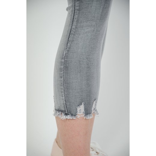 Szare cieniowane spodnie jeansowe 7/8 z szarpaniem na dole nogawki Olika XS olika.com.pl promocyjna cena