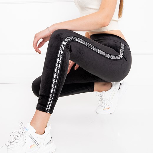Czarne welurowe legginsy damskie z lampasami- Odzież Royalfashion.pl 2XL/3XL royalfashion.pl