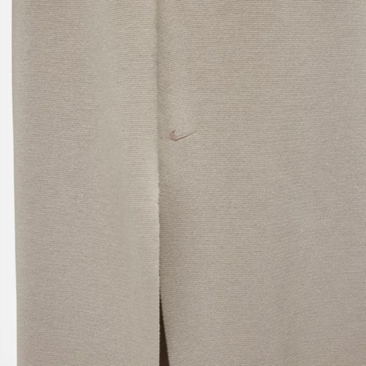 Sukienka Nike beżowa bez rękawów z jedwabiu z okrągłym dekoltem maxi 