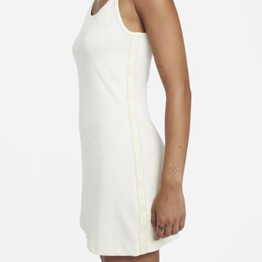 Sukienka biała Nike z okrągłym dekoltem z lampasami na ramiączkach 