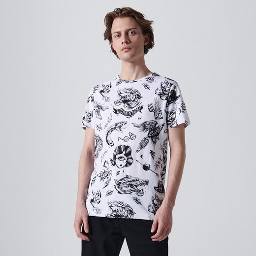 Cropp - Koszulka z kontrastowym nadrukiem all over - Biały Cropp XL okazja Cropp