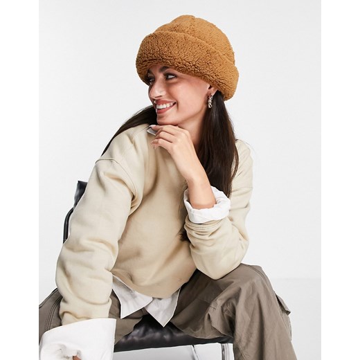 ASOS DESIGN – Brązowa czapka rybacka typu beanie z kożuszka z recyklingu-Brązowy One Size Asos Poland