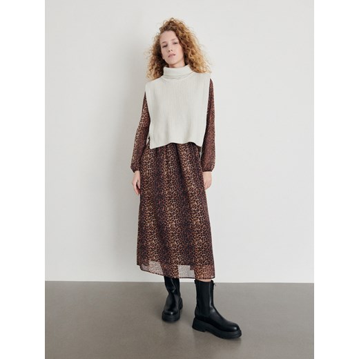 Sukienka Reserved z długim rękawem oversize midi