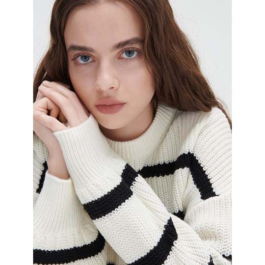 Cropp - Dzianinowy sweter w paski - Biały Cropp L Cropp