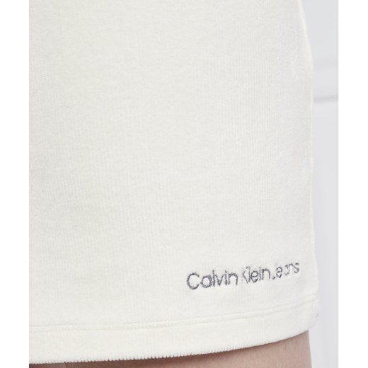 Sukienka Calvin Klein biała dopasowana z długimi rękawami 