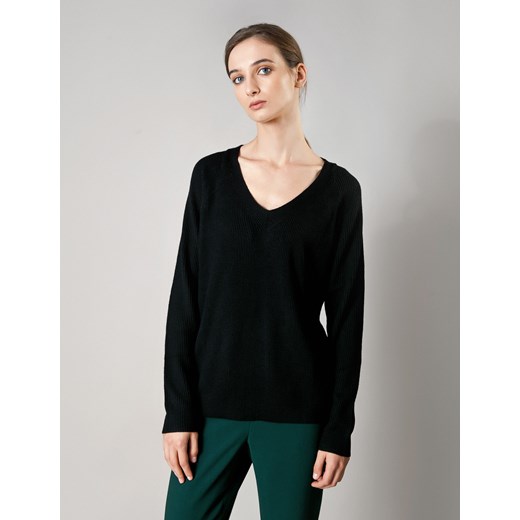 Czarny sweter z dzianiny z dekoltem w szpic ze sklepu Molton w kategorii Swetry damskie - zdjęcie 130217089