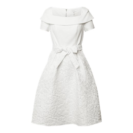 Sukienka Apart Fashion biała z okrągłym dekoltem rozkloszowana na ślub cywilny mini 