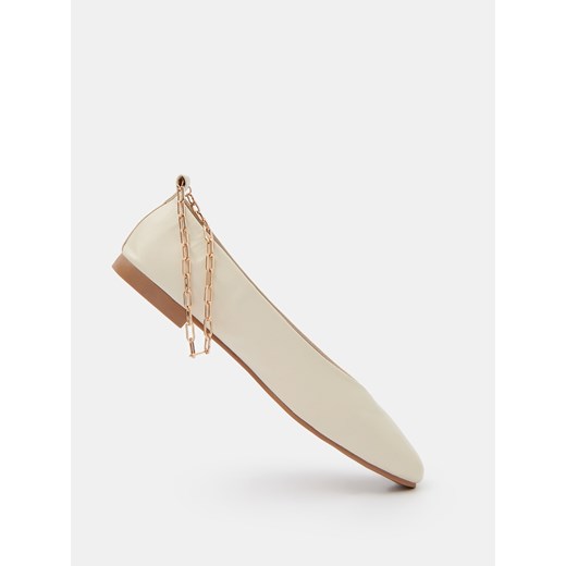 Mohito - Baleriny z ozdobnym łańcuszkiem - Kremowy Mohito 40 Mohito