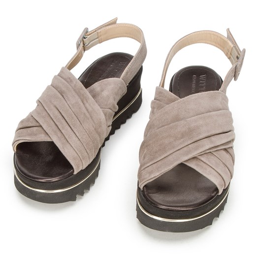 Damskie sandały zamszowe na platformie beżowe ze sklepu WITTCHEN w kategorii Sandały damskie - zdjęcie 132438875