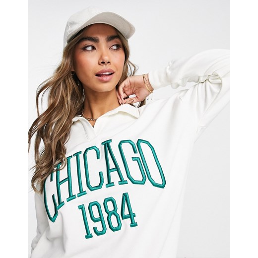 Stradivarius – Kremowa bluza oversize z kołnierzykiem i napisem „Chicago”-Biały XL Asos Poland