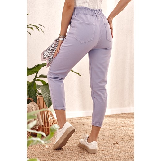Spodnie jeansowe z gumką w pasie liliowe 202001 M fasardi.com
