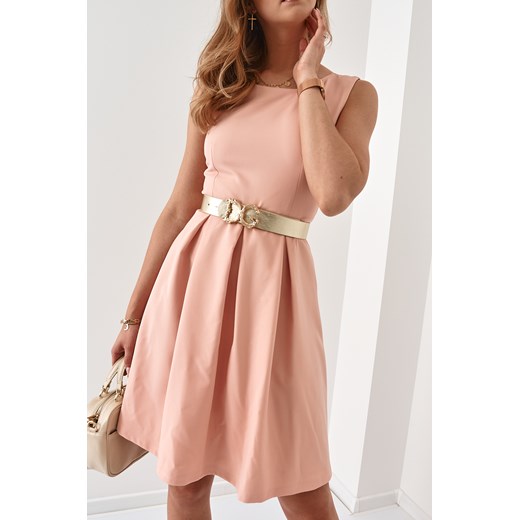 Elegancka rozkloszowana sukienka z paskiem pudrowa 3077 S fasardi.com