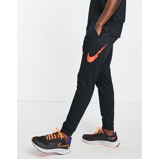 Nike Training – Swoosh Dri-Fit – Czarno-czerwone zwężane joggersy z logo L Asos Poland