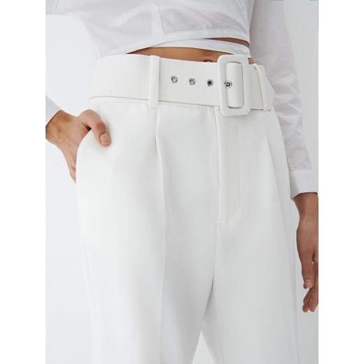 Mohito - Białe spodnie z paskiem - Kremowy Mohito 34 Mohito