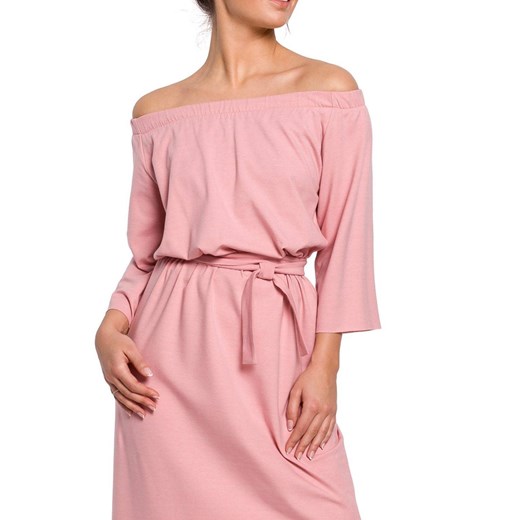 Długa sukienka hiszpanka z odkrytymi ramionami na lato pudrowy róż Be S Sukienki.shop