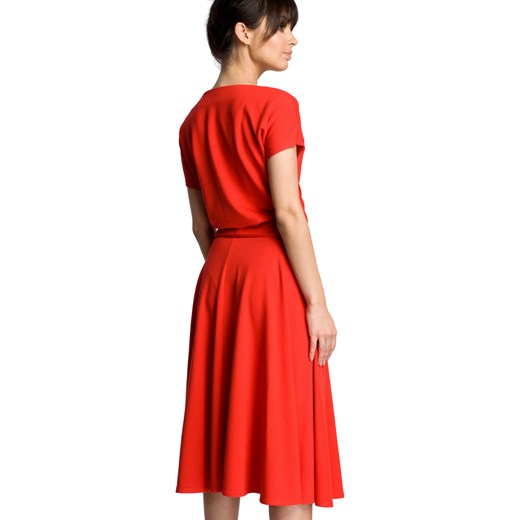 Rozkloszowana sukienka midi z paskiem w talii zbluzowana góra czerwona Be XL Sukienki.shop