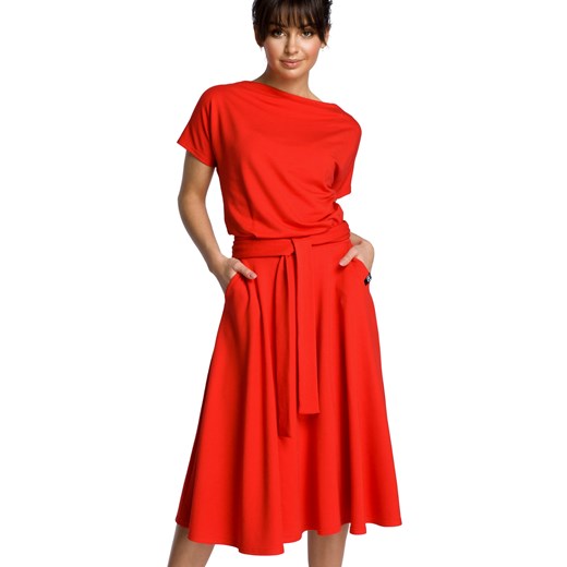 Rozkloszowana sukienka midi z paskiem w talii zbluzowana góra czerwona Be L Sukienki.shop