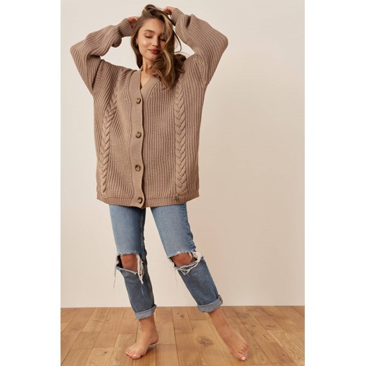 Sweter kardigan oversize zapinany na duże guziki cappucino Lemoniade uniwersalny Sukienki.shop
