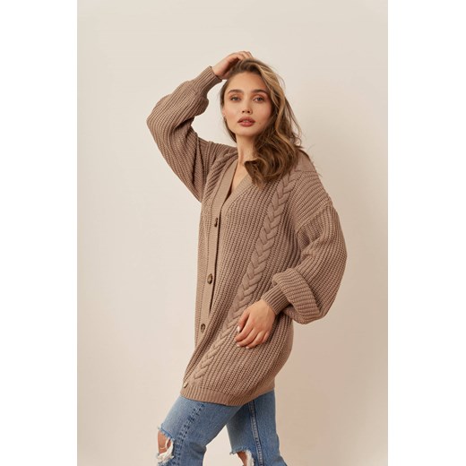 Sweter kardigan oversize zapinany na duże guziki cappucino Lemoniade uniwersalny Sukienki.shop