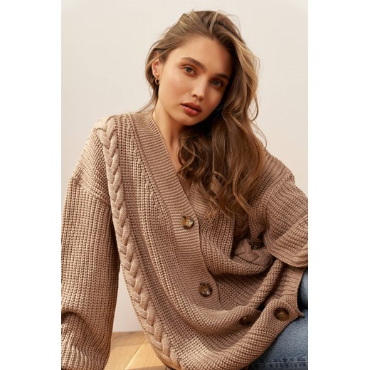 Sweter kardigan oversize zapinany na duże guziki cappucino Lemoniade uniwersalny Sukienki.shop