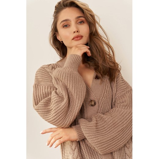 Sweter kardigan oversize zapinany na duże guziki cappucino Lemoniade uniwersalny Sukienki.shop