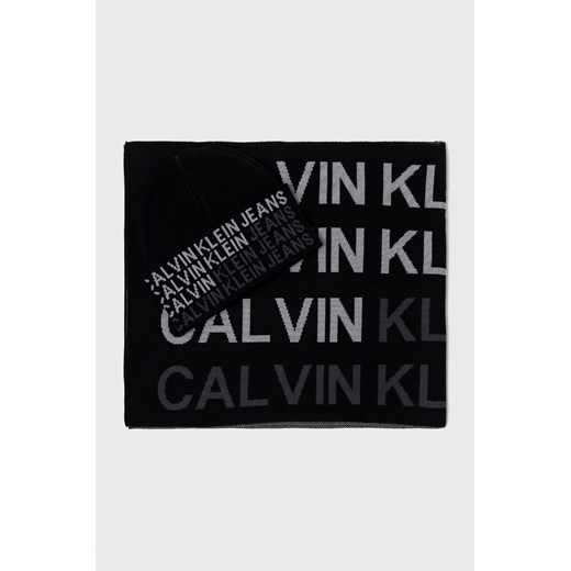 Calvin Klein Jeans Czapka i szalik kolor czarny ONE promocja ANSWEAR.com