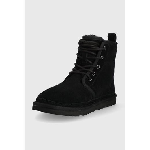 UGG botki zamszowe Neumel damskie kolor czarny na płaskim obcasie ocieplone 40 promocja ANSWEAR.com