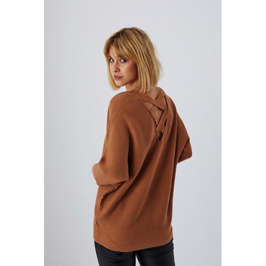 Sweter oversize z ozdobnym tyłem (38 (M)) 38 (M) Jesteś Modna