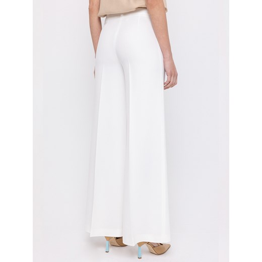 Białe szerokie spodnie w kant Deni Cler Milano Deni Cler Milano 38 (42 IT) Eye For Fashion