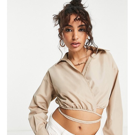 Missguided Petite – Jasnobrązowa krótka koszula kopertowa z popeliny-Neutralnie 32 Asos Poland
