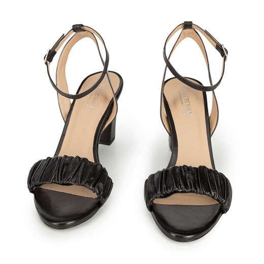 Damskie sandały z marszczonej skóry na słupku czarne ze sklepu WITTCHEN w kategorii Sandały damskie - zdjęcie 136000715