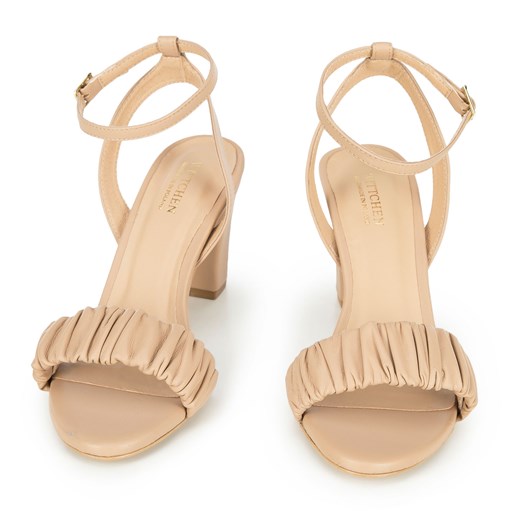 Damskie sandały z marszczonej skóry na słupku beżowe ze sklepu WITTCHEN w kategorii Sandały damskie - zdjęcie 136000716