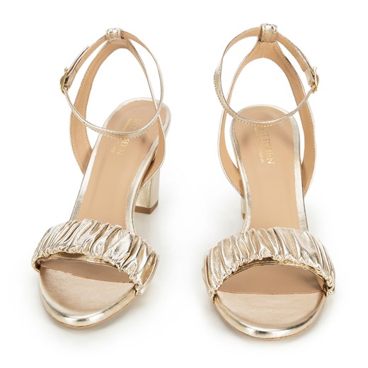 Damskie sandały z marszczonej skóry na słupku złote ze sklepu WITTCHEN w kategorii Sandały damskie - zdjęcie 136000717