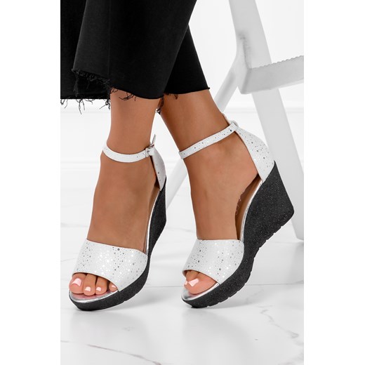 sandaly na koturnie z zakryta pieta