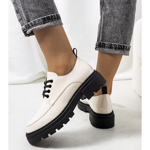 Beżowe półbuty na traktorowej podeszwie Noralie beżowy 40 ButyModne.pl